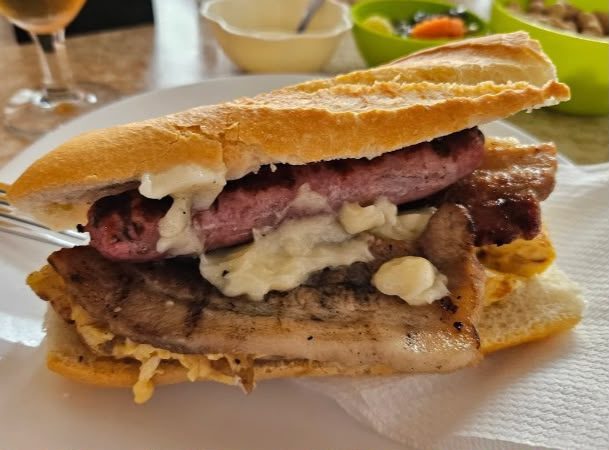 Bocadillo de carne a la brasa